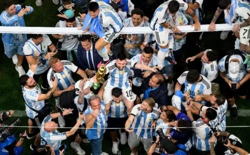 Messi en andas con la copa del mundo en su mano (Getty)