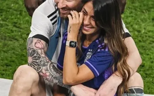 Antonella Rocuzzo junto a Lionel Messi en la final de Qatar 2022 / Getty Images