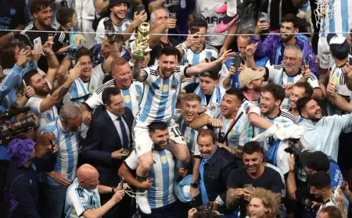 Agüero lleva en andas a Messi en la celebración de Argentina (Getty)