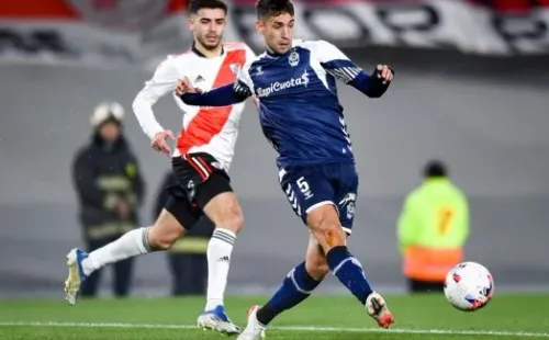 Emanuel Cecchini en acción ante River Plate por Gimnasia y Esgrima de La Plata, donde jugó 41 partidos en casi dos años. (Getty Images).