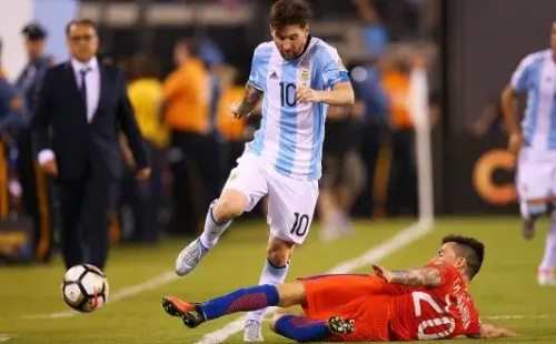 Charles Aránguiz traba un balón con Lionel Messi en la gran final de la Copa América del Centenario. (Getty Images 2022).