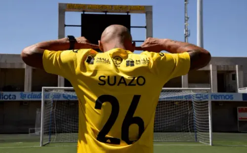 Humberto Suazo posa con la “26” de San Luis de Quillota. (    @sanluis_qta)
