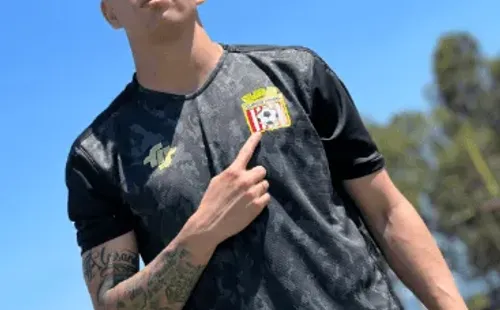 Jason Flores posa con la ropa de entrenamiento de los Torteros. (Twitter Curicó Unido).