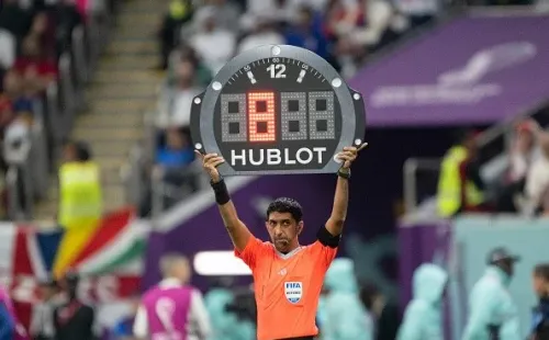 Esta imagen del cuarto árbitro con un tiempo adicional elevadísimo fue habitual en el Mundial de Qatar 2022. | Foto: Getty Images.
