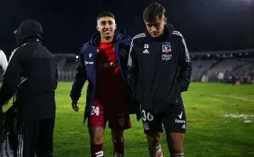 Bryan Soto con Pablo Solari luego del último partido del Pibe en Colo Colo. (Agencia Uno).