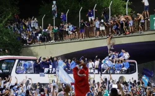 Durante todo su recorrido por las calles de Argentina, el bus tuvo que evitar a los hinchas que trataron de subir. Foto: Twitter