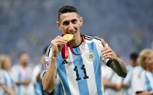Ángel di María celebra con la medalla de campeón en el Mundial de Qatar 2022. (Getty Images).