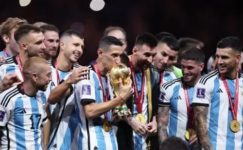 Ángel di María besa el trofeo de campeón del mundo que Argentina se quedó en Qatar 2022. (Getty Images).