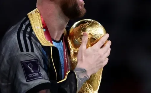 Messi con la copa y el bisht tras la final de Qatar 2022 (Getty)