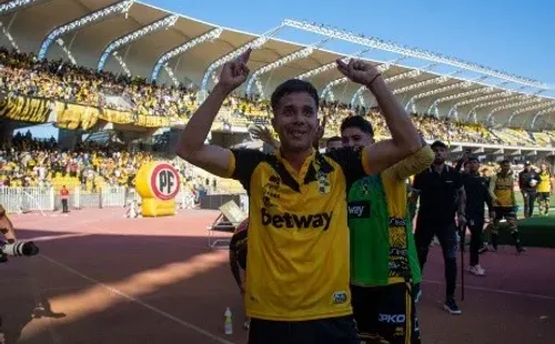 Cristopher Barrera celebra la permanencia de Coquimbo Unido en primera división. Su último partido en los Piratas fue ante su nuevo club, Curicó Unido. (Agencia Uno).