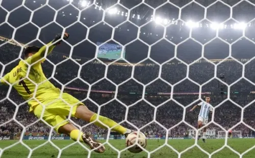 Lloris optó por ir a su palo izquierdo, mientras que el penal de Dybala fue al centro. | Foto: Getty Images.