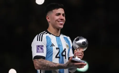 Enzo Fernández ganó el premio de Mejor Jugador Joven del Mundial de Qatar 2022. | Foto: Getty Images.