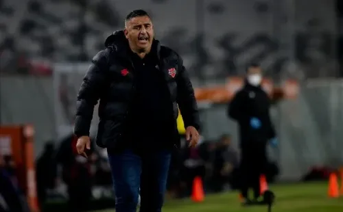 Jaime García se mostró contrariado por la pregunta del defensor argentino que negocia con Ñublense. (Agencia Uno).