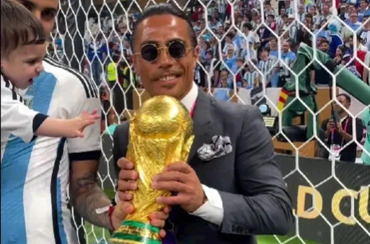 Salt Bae violó una importante regla de la FIFA en torno al trofeo de la Copa del Mundo. | Foto: Instagram @nusr_et.