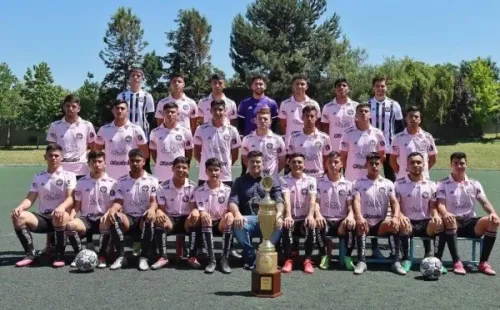 Santiago City fue el flamante campeón de la Tercera B en la temporada 2022, ganándose así su ascenso a la cuarta categoría de nuestro fútbol chileno. | Foto: Instagram Santiago City.