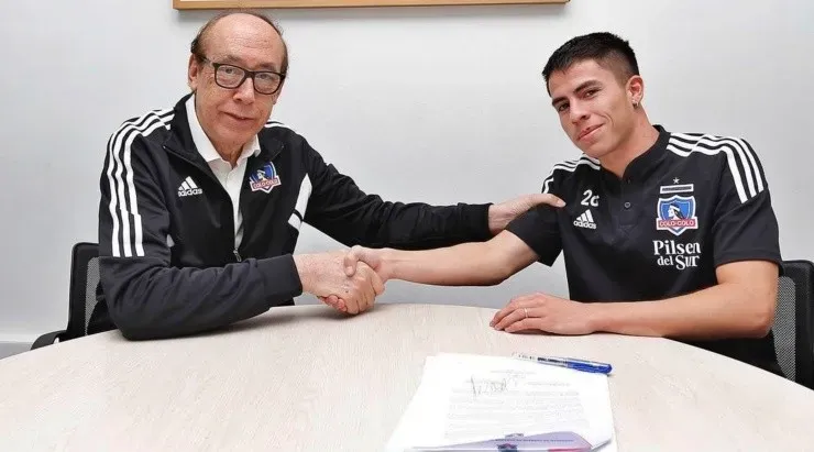 El presidente de Colo Colo, Alfredo Stöhwing, presentó como último fichaje oficial al promisorio Matías Moya