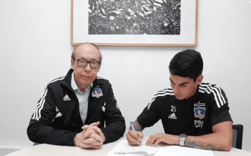 Erick Wiemberg firmó su contrato con Colo Colo. (Prensa Colo Colo).