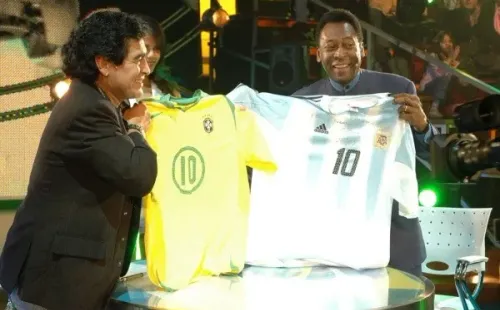 Pelé fue uno de los invitados estrella en el programa de Diego Maradona, el recordado “La Noche del 10”. | Foto: Archivo.
