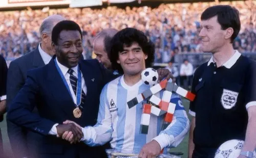 Pelé y Maradona compartieron en varios eventos de la FIFA. Acá por ejemplo en la previa del Mundial de Italia 1990. | Foto: Getty Images.