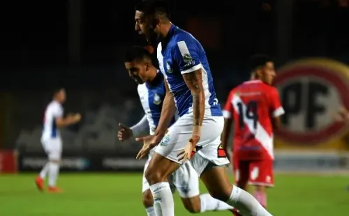 Tobías Figueroa celebra un gol que le marcó con Deportes Antofagasta a Curicó Unido, su nuevo club. (Agencia Uno).