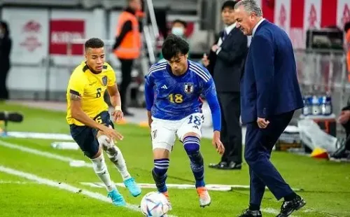 Byron CASTILLO of Ecuador, Kaoru MITOMA of Japan and Gustavo ALFARO Head Coach of Ecuador during the International Friendly match between Ecuador and Japan at Esprit-Arena on September 27, 2022 in Duesseldorf, Germany. (Photo by Hugo Pfeiffer/Icon Sport via Getty Images)