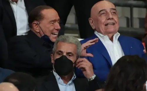 Silvio Berlusconi (de negro) y Adriano Galliani (director deportivo del AC Monza) presencian un duelo ante el Torino por la Serie A de Italia. (Getty Images 2022).