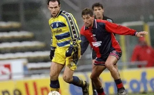 Fabián O’Neill (de rojo y azul) lucha la pelota con el francés Alain Boghossian en un partido entre el Cagliari y el Parma (Getty Images).