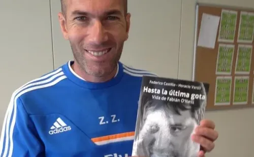 Zinedine Zidane posa con el libro “Hasta la última gota”, la biografía del talentoso centrocampista uruguayo Fabián O’Neill, quien falleció este 25 de diciembre de 2022. (Captura).