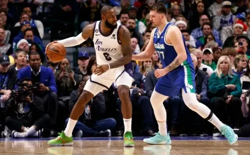 LeBron James y Luka Doncic se enfrentaron en el Especial de Navidad de la NBA. | Foto: Getty