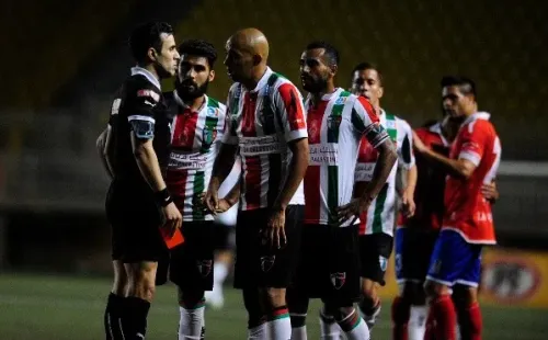 El partido entre Palestino y Unión La Calera tuvo de todo. Incluso, una empanada desde las tribunas. Foto: Agencia Uno