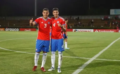 Tomás Avilés posa con Bastián Roco al cabo de un amistoso de la Roja Sub 20. (Comunicaciones ANFP).
