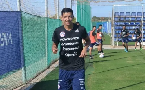 Tomás Avilés en una práctica de la Roja Sub en la Costa Cálida Cup jugada en la Arena Pinatar, España. (Comunicaciones ANFP).