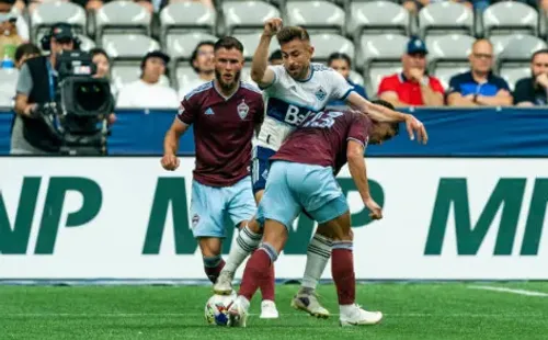 Felipe Gutiérrez forcejea en un partido del Colorado Rapids. (Getty Images).