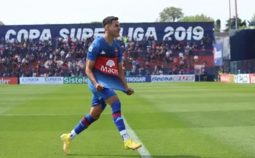 Armoa celebra uno de sus goles en Tigre