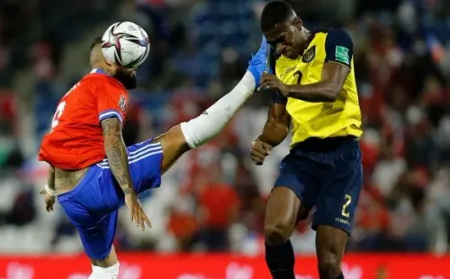 La patada de Arturo Vidal al ecuatoriano Félix Torres, tan fuerte como la bomba de Mauricio Israel. (Getty Images).