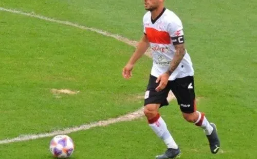 Lucas Abascia en acción por Deportivo Morón, donde fue uno de los capitanes. (Captura Instagram).