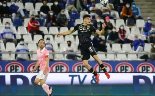 Thomas Galdames cabecea un balón ante la mirada de José Pedro Fuenzalida. (Agencia Uno).