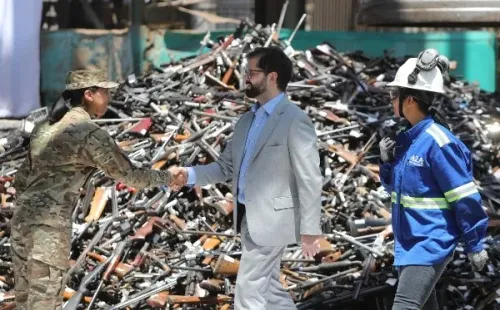 Presidente Boric inspecciona destrucción de 17.590 armas