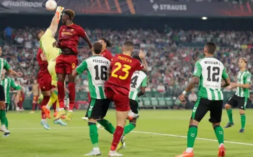 Claudio Bravo y Germán Pezzella en acción por el Betis en un duelo ante la Roma. (Getty Images 2022).