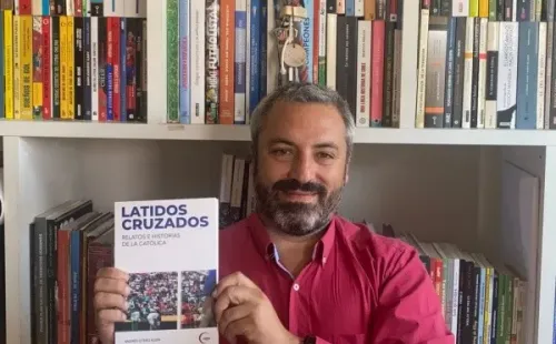 Andrés Otero posa con el libro de su autoría: “Latidos Cruzados”.