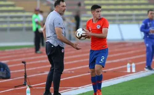 David Tati juega por la Roja Sub 17 con Hernán Caputto de DT. (Agencia Uno).