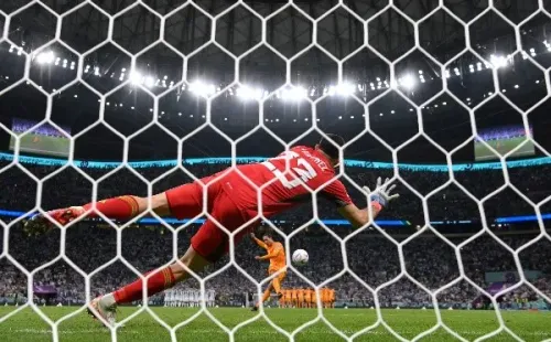 Dibu Martínez atajó el penal de Virgil van Dijk en el Mundial de Qatar 2022. | Foto: Getty