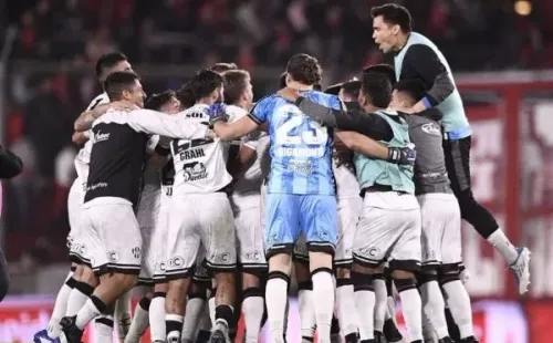 Así celebró el plantel de Central Córdoba quedarse en primera división. César Rigamonti y Cristopher Toselli fueron los porteros.