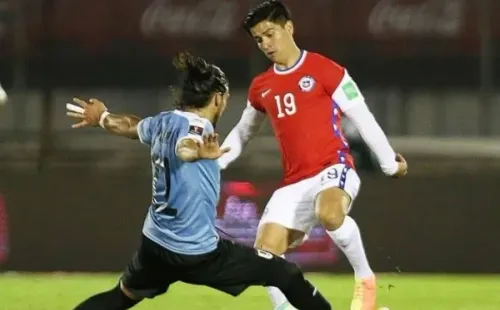 Víctor Dávila jugó su último partido con Chile ante Uruguay. | Foto: Instagram @victordavila07