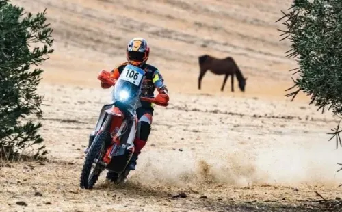 Tomás de Gavardo correrá el rally Dakar con el escudo de Colo Colo en su uniforme. | Foto: Instagram @tomasdegavardo