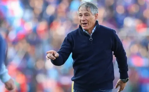 Holan espera una mejora de las canchas en Chile para levantar el torneo. Foto: Agencia Uno