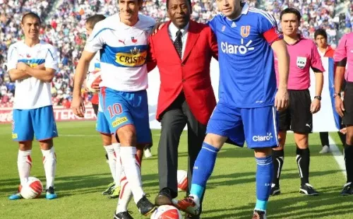 Pelé vibró con los fanáticos del fútbol chileno en 2011. | Foto: Agencia Uno