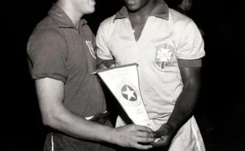 Pelé junto a Leonel Sánchez en un amistoso entre Brasil y Chile. | Foto: Archivo