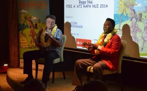 Pelé conoció la Isla de Pascua. En 2014 estuvo junto a Elías Figueroa empapándose de la cultura. | Foto: Archivo
