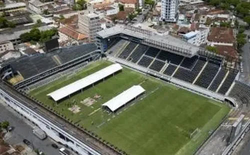 Los hinchas ya van llegando al estadio de Santos.
